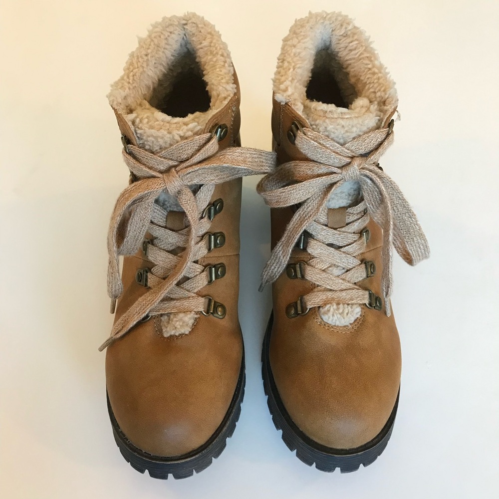 Billabong Cozzie Tan Shearling-Lined Boots. Brown w/Front Lace Detail. Size 7.5